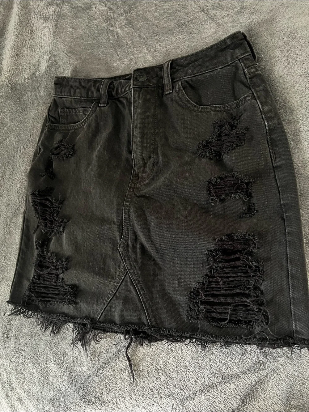 Hollister Women’s Ultra High-Rise Black Distressed Denim Skirt (3)